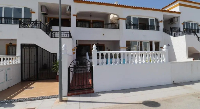 Lovely 2 bedroom house with free parking and pool, near a golf course