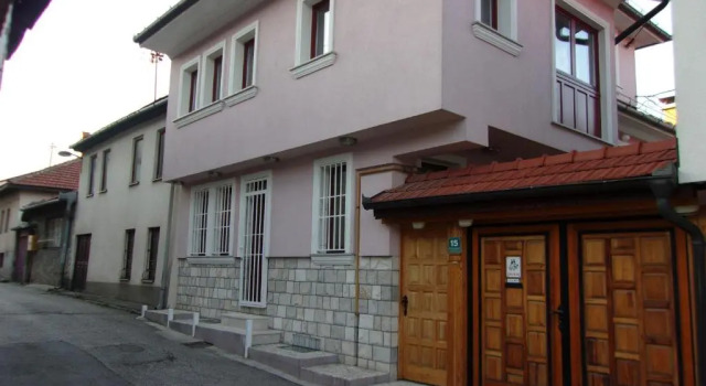 Tower House, Забронировать Хостел Отели Сараево с парковкой, рядом с Улица Башчаршия, Парковка