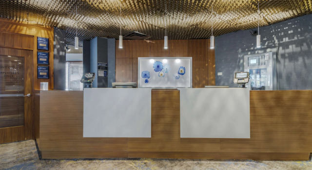 Best Western Premier Chateau Granville Hotel & Suites & Conference Centre, Забронировать Отель Уэст-Энд Ванкувер, рядом с Торговый центр Остров Гранвиль