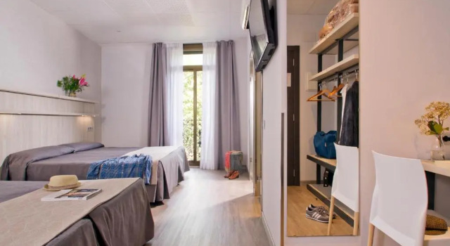 Четырёхместный номер Standard с красивым видом из окна Hostal Benidorm