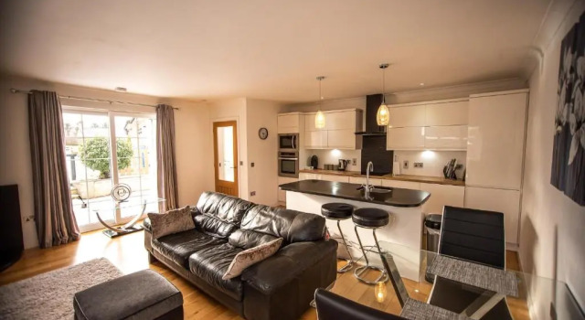 Коттедж Langley Cottage with patio, spacious rooms - part of Langley Serviced Apartments several properties in Wick