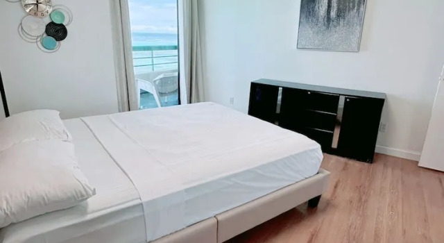 Номер Premium с 3 комнатами с балконом и рядом с пляжем Alupang Beach Tower, UPGRADED units