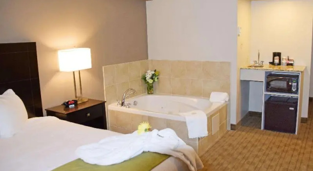 Двухместный номер Standard с балконом Best Western Pembroke Inn & Conference Centre