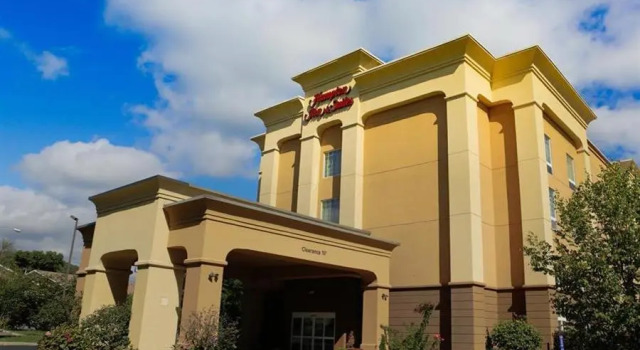Кровать в общем номере Hampton Inn & Suites Greenfield