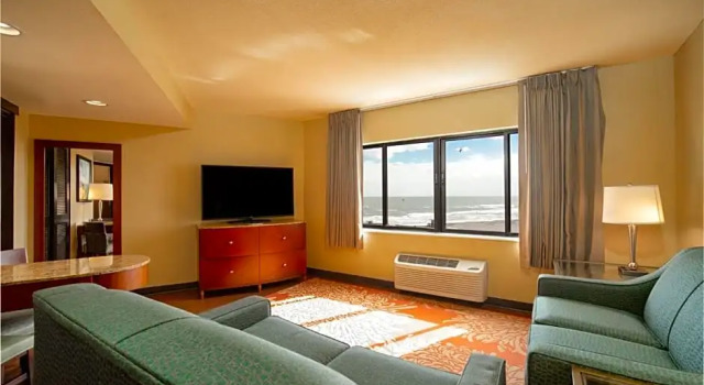 Двухместный семейный люкс c 1 комнатой with ocean/pool view La Quinta by Wyndham Cocoa Beach Oceanfront