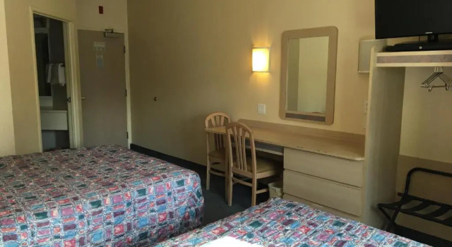 Четырёхместный номер Standard Motel 6-Portland, OR - North