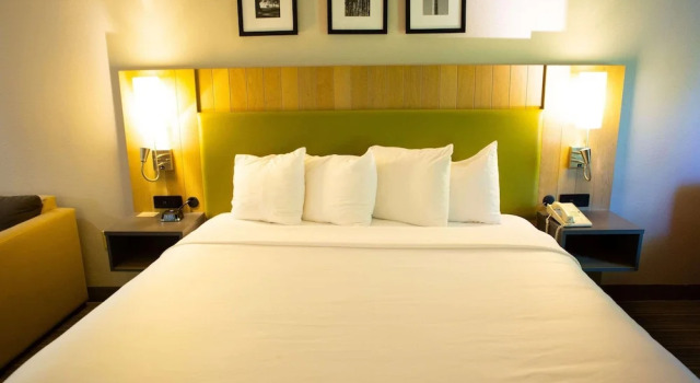 Двухместный номер Standard Country Inn & Suites by Radisson, Burlington (Elon), NC