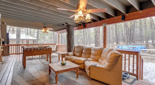 Коттедж Near Hiking & Golfing: Munds Park Cabin w/ Deck!