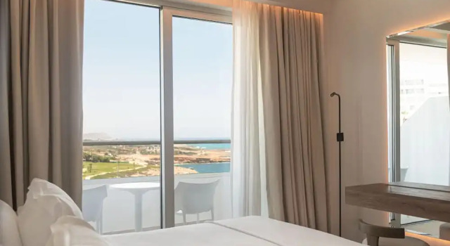 Семейный номер Standard с 2 комнатами с балконом и с частичным видом на море Grecian Sands Hotel