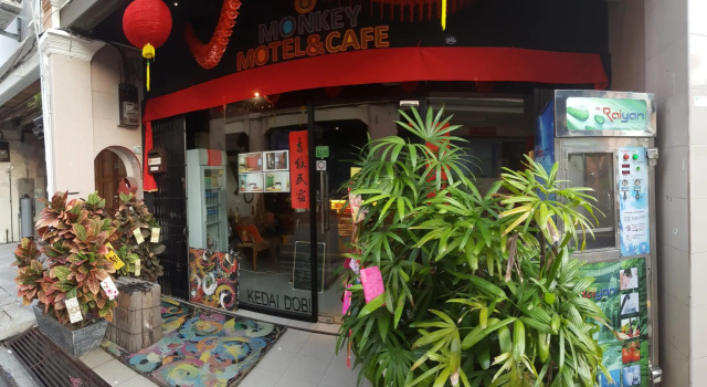 Кровать в общем номере Monkey Motel & Café