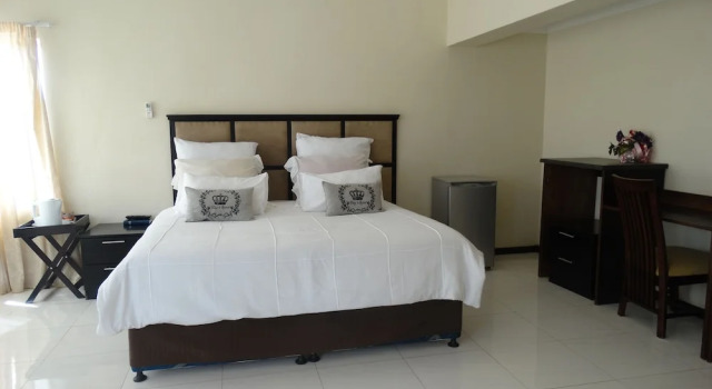 Люкс Luxury с балконом Global Village Guesthouse