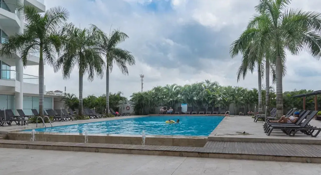 Deluxe Condo W Amenities & Beach