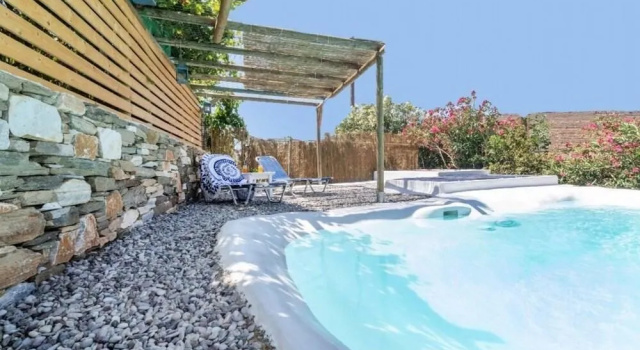 Lovely 3-Bedroom House in Tinos, Забронировать Дом для отпуска Отели Тиноса с бассейном, Бассейн