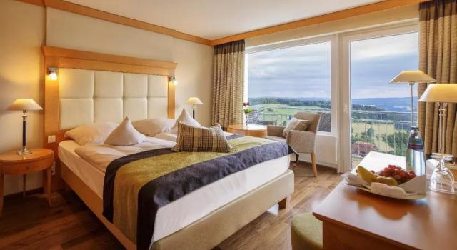 Двухместный номер Deluxe с панорамным видом Schwarzwald Wellnesshotel SAIGERHÖH I Spa Golf & Wandern über dem Titisee