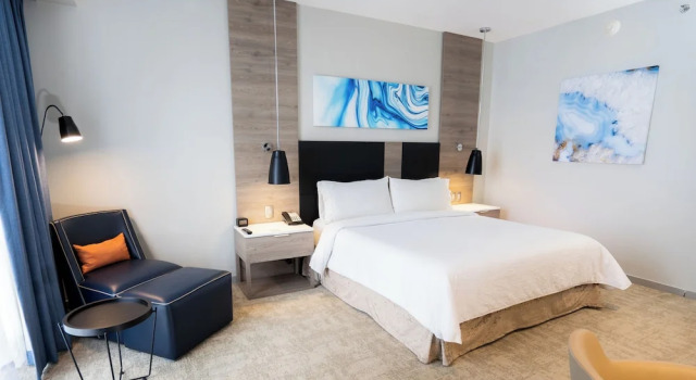 Четырёхместный номер с окнами в пол Hilton Garden Inn Mexico City Santa Fe