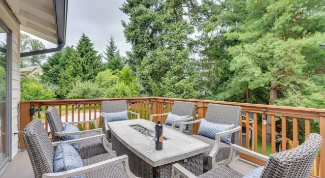 Kenmore Retreat w/ Shared Hot Tub - 1 Mi to Lake!, 예약 호텔 켄모어 Washington (state)