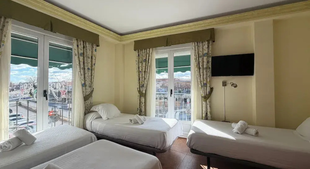 Четырёхместный номер Standard с балконом и с видом на город Hotel Real de Castilla