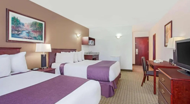 Четырёхместный номер Standard Ramada by Wyndham Red Deer Hotel & Suites