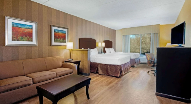 Люкс La Quinta Inn & Suites Bel Air I-95 Exit 77A