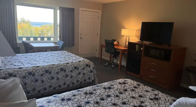 Четырёхместный номер Deluxe с балконом и с видом на залив Edenbrook Motel
