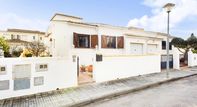 Veni in L'Escala with 3 bedrooms and 1 bathrooms
