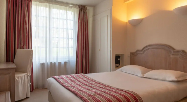 Номер Comfort Hotel The Originals Château de Perigny