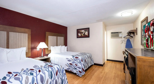 Четырёхместный номер Deluxe Red Roof Inn Neptune - Jersey Shore