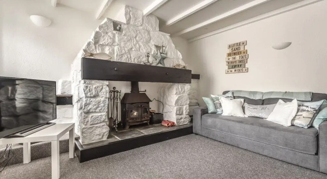 Cottage - Sleeps 6 - Pet Friendly - Patio