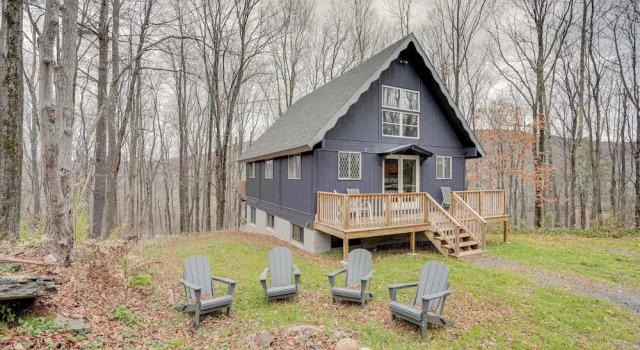 Коттедж с 3 комнатами с балконом Hunter Mountain Home w/ Game Room: 1 Mi to Skiing!