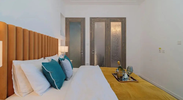 Top-Floor Romanian Athenae 2BR Apartment, Quiet City Views