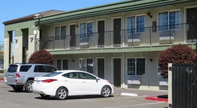 American Inn Stockton, Забронировать Мини-отель Мини-отели Стоктон, рядом с Historic Bob Hope Theatre, Мини-отель