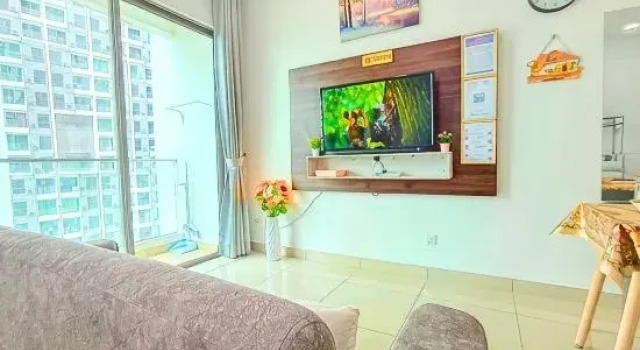 Spacious Cybersquare Ensuite with Pool View #CS8