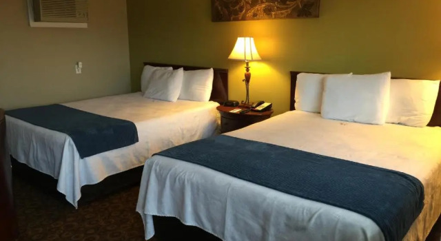 Четырёхместный номер Standard Inn by the Lake Gilbertsville Hotel