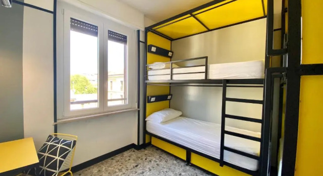 Кровать в общем номере YellowSquare Milan