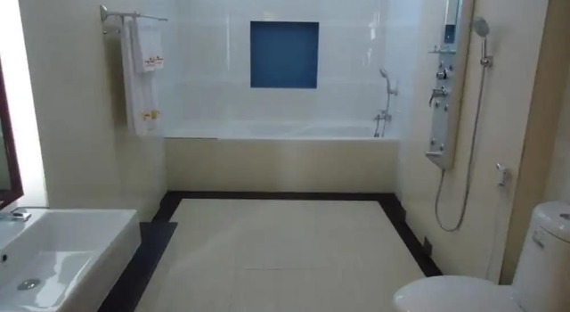 Полулюкс Hsaung Thazin Hotel Nay Pyi Taw