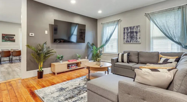 Апартаменты 1 Mi to Dtwn: Pet-friendly Providence Apt w/ Yard