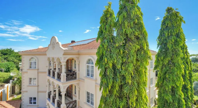 Люкс Mandela Court Suites Grenada