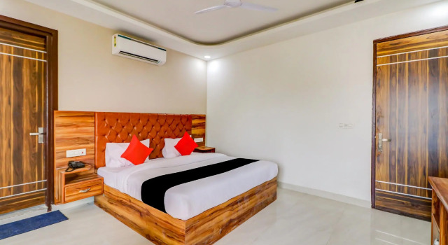 Capital O 80318 Hotel Sai Plaza, Забронировать Отель Отели Нью-Дели с парковкой, Парковка