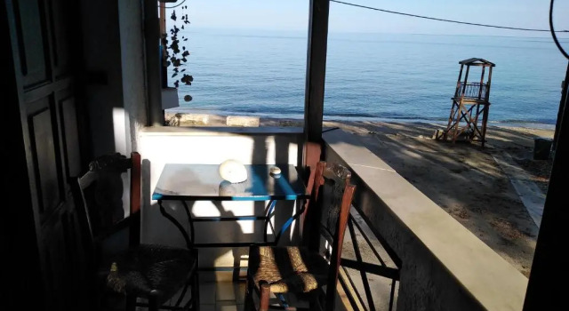 Коттедж с 2 комнатами Kamari Beach guest house