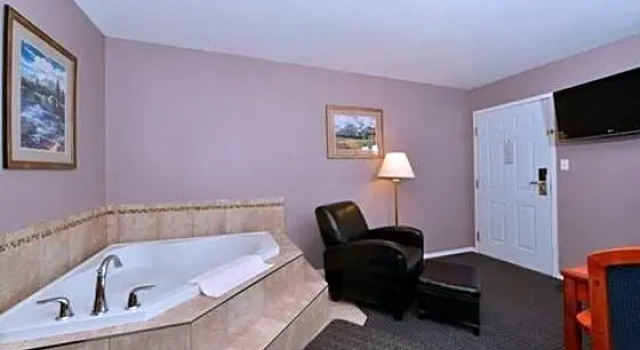 Люкс Deluxe Canadas Best Value Princeton Inn & Suites