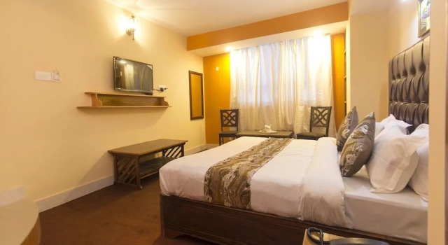 OYO 12370 Royal Sarava