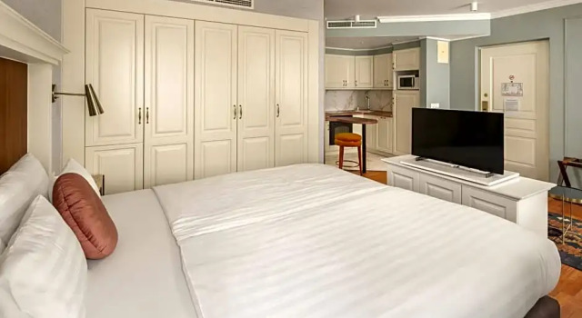 Полулюкс Queens Court Hotel & Residence