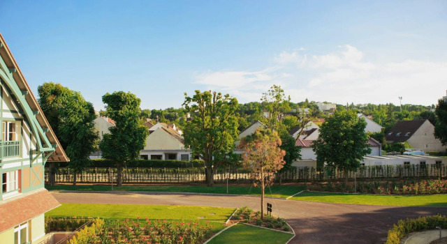 Двухместный номер Classic с видом на город Renaissance Paris Hippodrome de St. Cloud Hotel