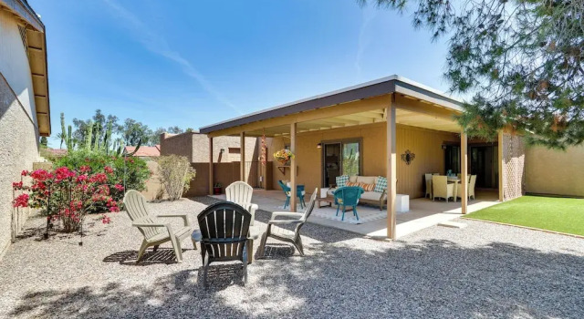 Коттедж с 2 комнатами 5 Mi to Ocotillo Golf Course: Chic Sun Lakes Home!
