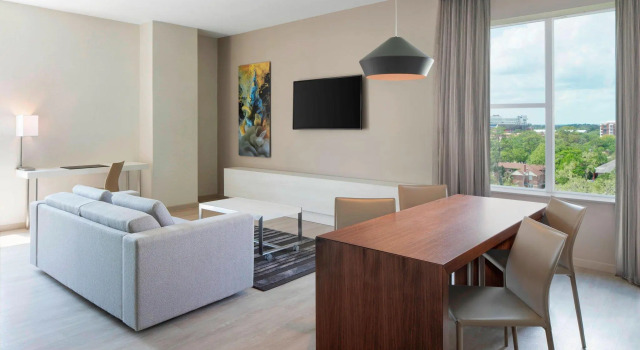 Двухместный люкс с 2 комнатами AC Hotel by Marriott Gainesville Downtown