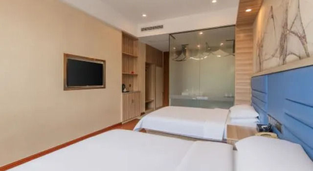 Кровать в общем номере (мужской номер) Shanghai Linxi Hotel-Free shuttle bus to Pudong Airport and Disneyland