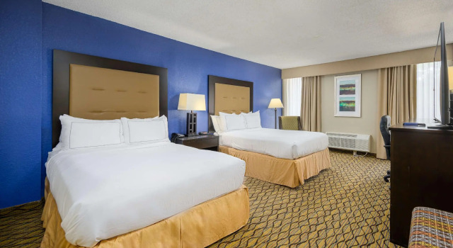 Четырёхместный люкс DoubleTree by Hilton Raleigh Midtown, NC