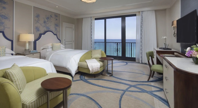 Четырёхместный номер Standard с балконом и с красивым видом из окна The Breakers Palm Beach
