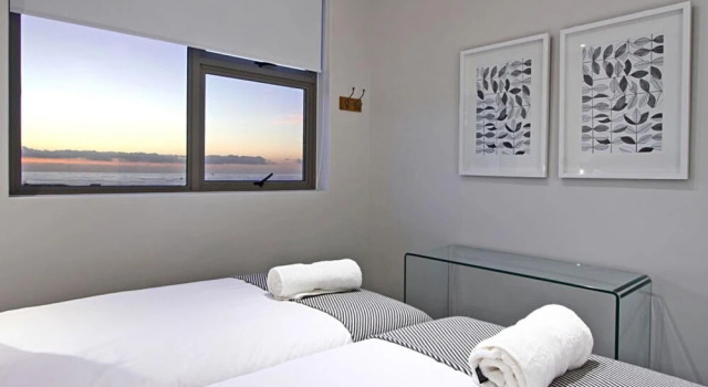 Top Floor Holiday Apartment in Sea Point With Incredible Views Fairmont 1001, Забронировать Апартаменты/квартира Отели Cape Peninsula с бассейном, Бассейн
