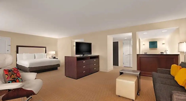 Двухместный полулюкс для людей с ограниченными возможностями Hilton Miami Airport Blue Lagoon